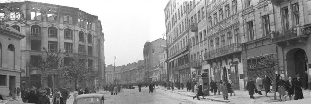 Miejsce akcji ok. 1940 – ulica Długa, widok w kierunku wschodnim. Po lewej stronie Arsenał