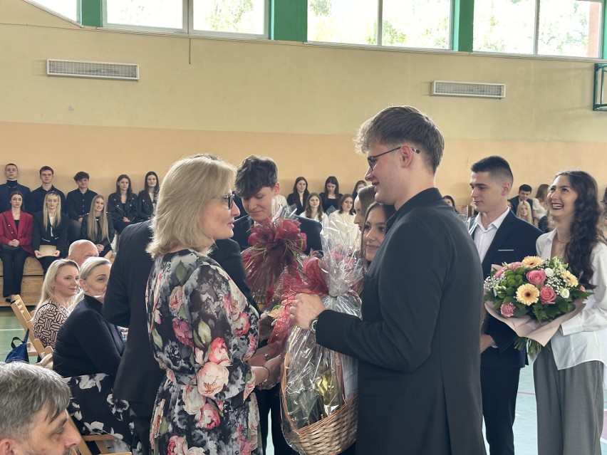 Zakończenie roku szkolnego maturzystów III Liceum Ogólnokształcącego imienia Dionizego Czachowskiego w Radomiu. Zobacz zdjęcia