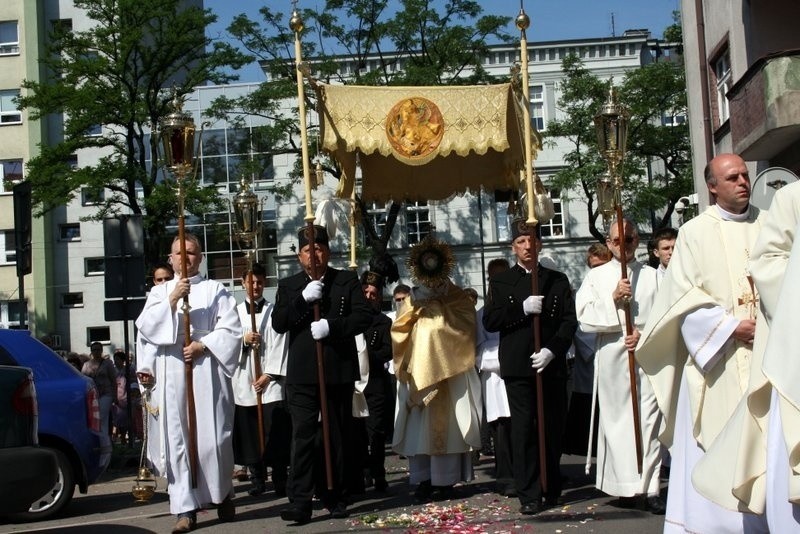 Boże Ciało 2014 w Zabrzu: procesja z kościoła św.Anny w...