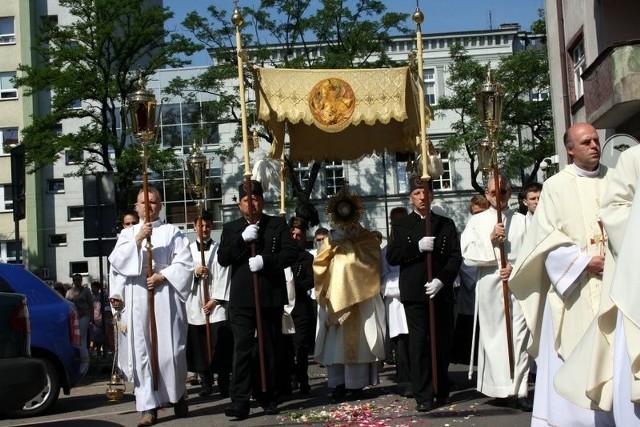 Boże Ciało 2014 w Zabrzu: procesja z kościoła św.Anny w Zabrzu