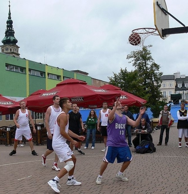Uczestnicy turnieju Streetballa rywalizowali na boiskach wytyczonych na Placu Bartosza Głowackiego w Tarnobrzegu.