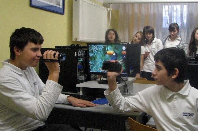 W ramach unijnego projektu gimnazjaliści z Wasilkowa biorą udział w warsztatach, podczas których uczą się filmowania, fotografowania i obróbki cyfrowej materiałów. Dzieci prowadzą też Telewizję Szkolną.