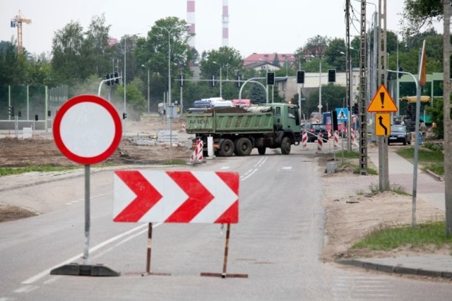 We wtorek zamknięty był fragment ulicy 27 Lipca, w kolejnych dniach wyłączone z ruchu zostanie skrzyżowanie Piastowskiej, Sybiraków i Mieszka I. Drogowcy spieszą się, aby do końca miesiąca oddać przedłużenie ulicy Piastowskiej.