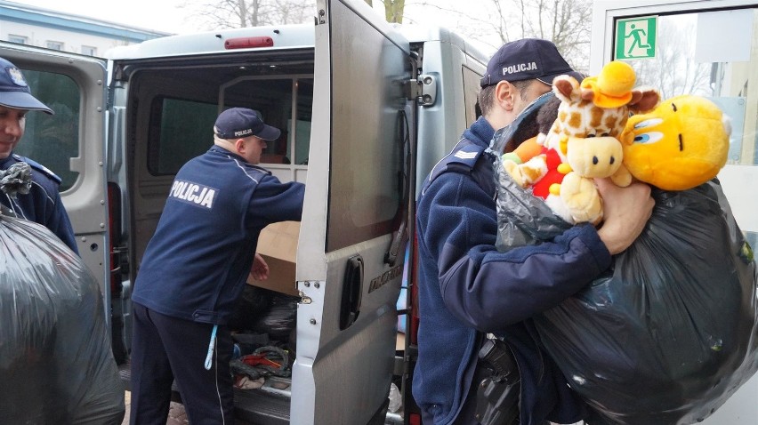 Częstochowscy policjanci przywieźli potrzebującym dzieciom...