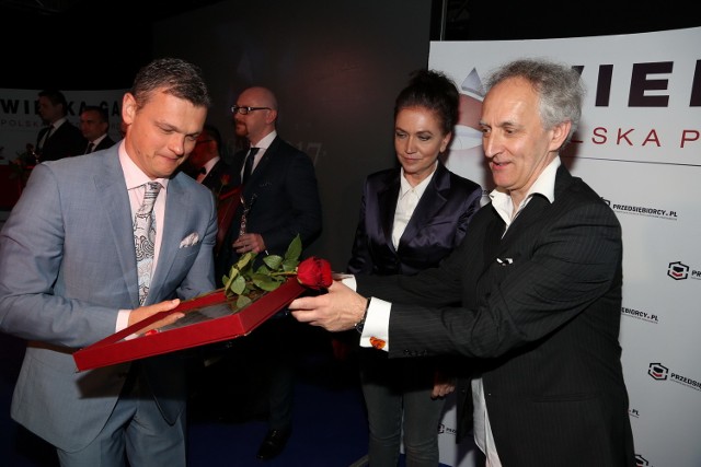 Nagrodę przyznaną firmie Jadar za płyty z betonu architektonicznego Symfonia odbiera Dariusz Kupidura, prezes firmy.