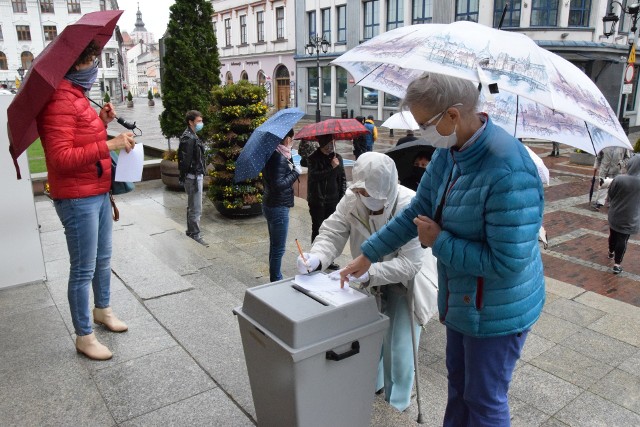 Mieszkańcy Bielska-Białej protestuja przeciwko udostępnianiu swoich danych osobowych Poczcie Polskiej.