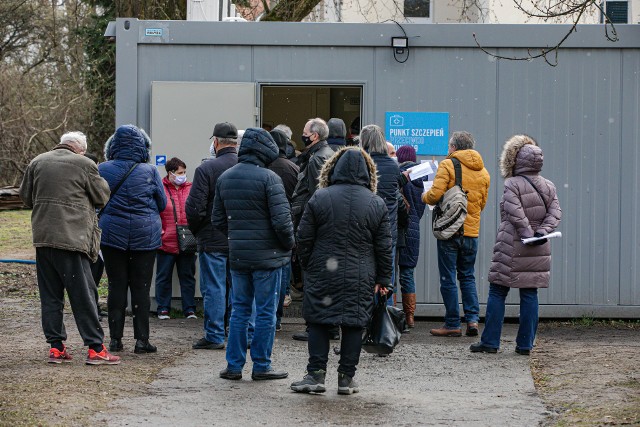 Sprawdziliśmy, jak wygląda szczepienie w punkcie Szpitala Uniwersyteckiego w dawnym CUMRiK-u przy Kopernika, w szpitalu tymczasowym w Expo przy Galicyjskiej oraz w szpitalu im. S. Żeromskiego (tutaj tworzyły się największe kolejki)