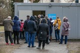 Szczepienia w Krakowie. W największych punktach po kilkaset osób dziennie, w obstawie wojska. Kolejki pod szpitalem Żeromskiego