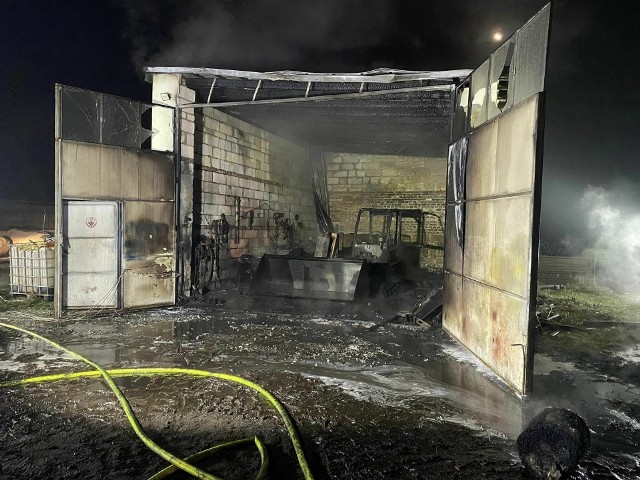 Zgłoszenie o pożarze budynku gospodarczego w miejscowości Świętno wpłynęło do służb w piątek, 1 grudnia tuż po godzinie 21.