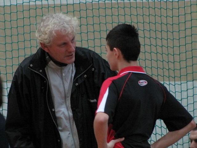 Trener Przemysław Gozdowski (z lewej) jest zadowolony z wyników uzyskanych przez podopiecznych, ale jednocześnie, ciągle wymaga od nich więcej.