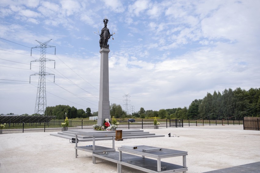 Radzymin: Figura Matki Bożej Łaskawej odsłonięta [ZDJĘCIA] 8-metrowy monument przy trasie S8 wita kierowców jadących do Warszawy