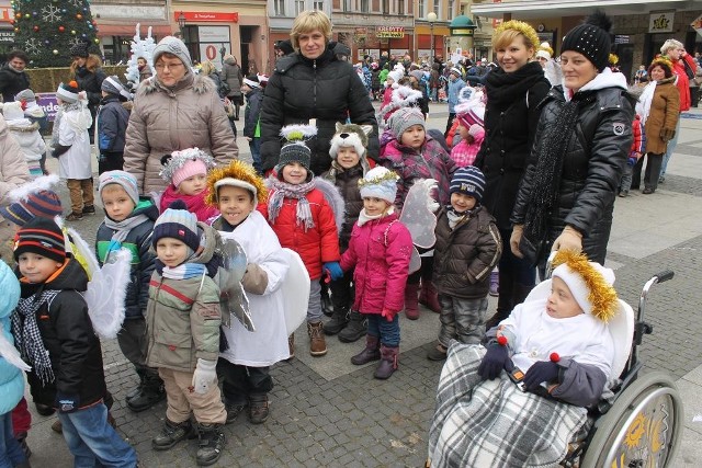 Większość dzieci przyszło na plac Polonii Amerykańskiej przebranych za aniołki.