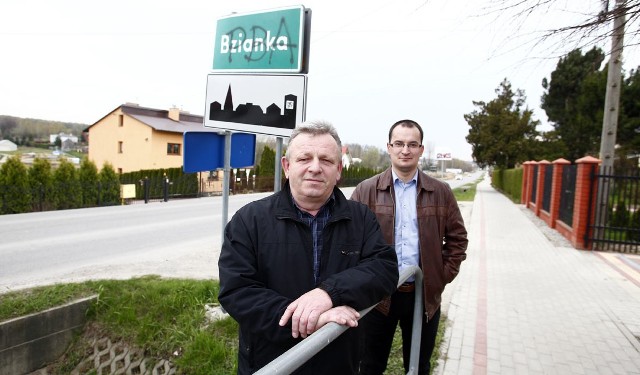 - Zwolenników przyłączenia do Rzeszowa jest u nas znacznie więcej niż przeciwników - mówią Emil Kaszuba (na pierwszym planie) i Kamil Skwirut z Bzianki.