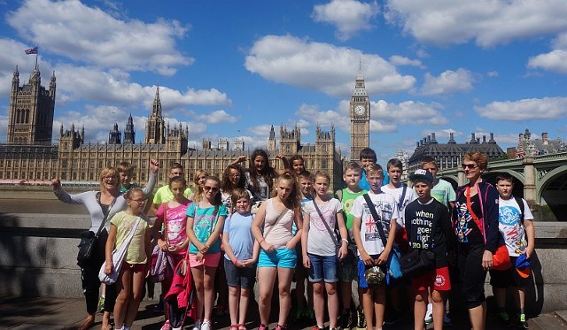 Młodzież ze szkół w Miedzierzy i Królewcu z nauczycielkami Dorotą Kołodziejczyk i Aldoną Mechelewską przed londyńskim Parlamentem i Big Benem