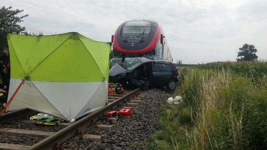 Kierowca fiata wjechał pod nadjeżdżajacy pociąg