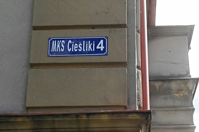 Pamiątkowa tablica dotycząca ul. MKS  Cieśliki już została zawieszona na budynku przy dawnej ul. Gwardii Ludowej