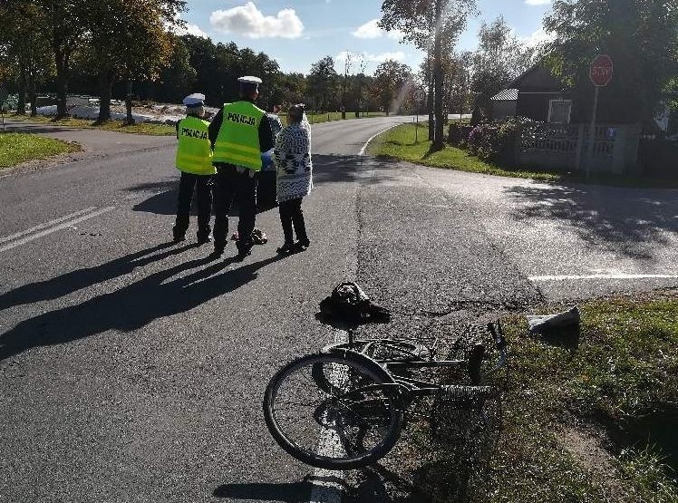 Powiat makowski. Potrącenie rowerzysty. 78-latek trafił do szpitala [ZDJĘCIA]