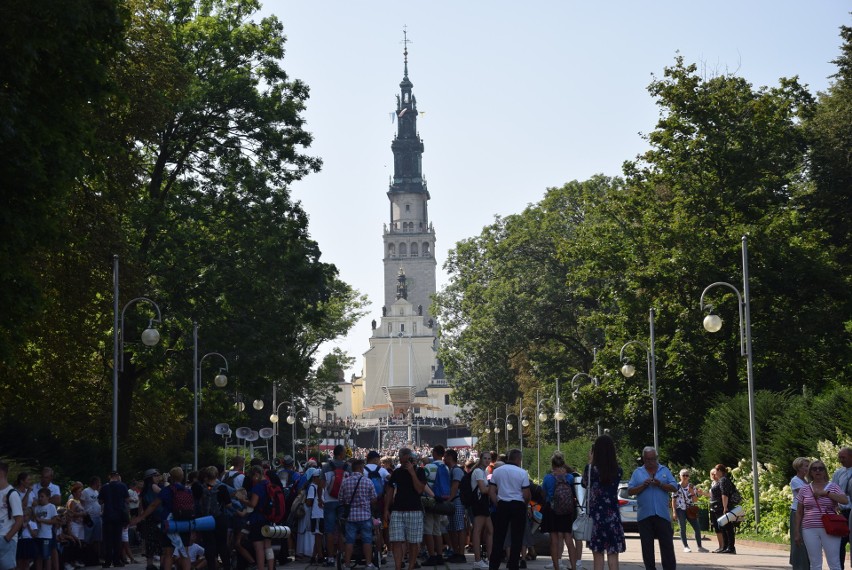 Częstochowa w czasie szczytu pielgrzymkowego. Zobacz kolejne...