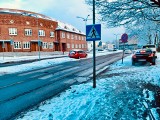 Trudne warunki na drogach w regionie. Potrącenie na ulicy Lutosławskiego w Słupsku
