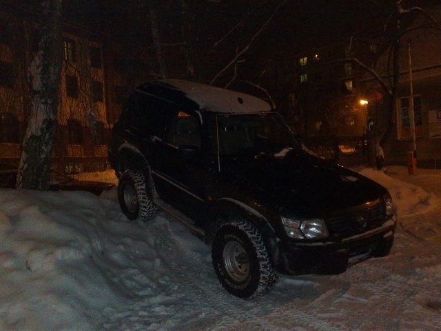 Terenówka na parkingu przy ul. św. Mikołaja