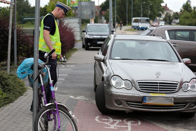 Kierowca mercedesa potrącił rowerzystę jadącego ścieżką rowerową przy al. Wojska Polskiego.