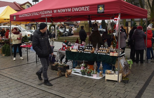 Na Rynku Wielkim w Szydłowcu odbył się coroczny kiermasz bożonarodzeniowy. Organizatorami była Fundacja - Strefa JP2 i Urząd Miejski. Jak zawsze, najwięcej osób odwiedzało stoiska po mszy świętej, która odbywała się w kościele pod wezwaniem świętego Zygmunta. Wśród wystawców była między innymi Ochotnicza Straż Pożarna w Nowym Dworze w gminie Jastrząb, Koło Gospodyń Wiejskich Świerczkowianki ze Świerczka koło Szydłowca, czy stoisko Urzędu Miejskiego. Na straganach można było kupić miniaturowe ozdoby świąteczne, takie jak choinki, czy bombki. Było również stoisko z rękodziełem, a także regionalnymi potrawami. Można było wziąć udział w loterii, w której do wygrania były różne gadżety.Przed kościołem została ustawiona szopka. Tuż przy niej odbyły się występy artystyczne uczniów Pracowni Muzycznej PIANO Anny Wilkiewicz. Dzieci śpiewały kolędy. Wiele osób, które przybyły na kiermasz, zatrzymały się na chwilę, aby posłuchać takich utworów jak "Gore Gwiazda", "Gdy śliczna panna", czy "Mario, czy Ty wiesz". Była również możliwość spotkania ze świętym Mikołajem, który przechadzał się po Rynku. Ponadto wolontariusze zbierali pieniądze do puszek dla Weroniki Kępas z Bieszkowa Dolnego w gminie Mirów, która zbiera na kosztowną operację serca.>