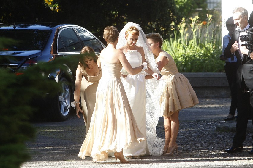 Katarzyna Zielińska znów wzięła ślub! Aktorka pięknie prezentowała się w białej sukni! 