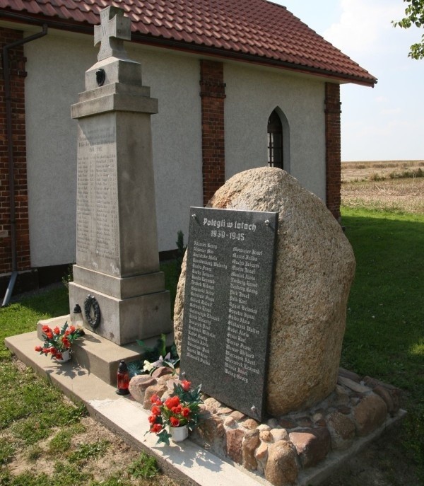 Dyskusja o upamiętnieniach przekształciła się w spór o podwójną - niemiecką i polską - pamięć historyczną. Nz. pomnik w Urbanowicach.