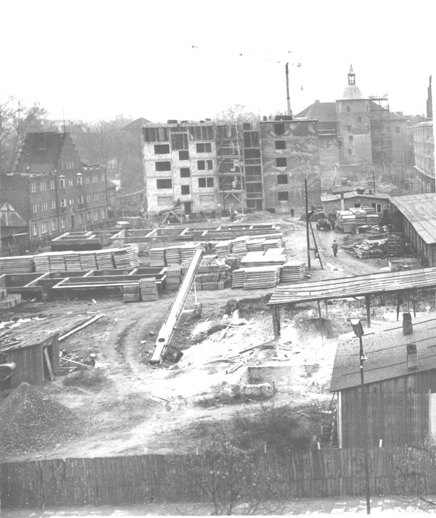 Początek lat 60. Budowa bloku przy ul. Kowalskiej na Osiedlu...