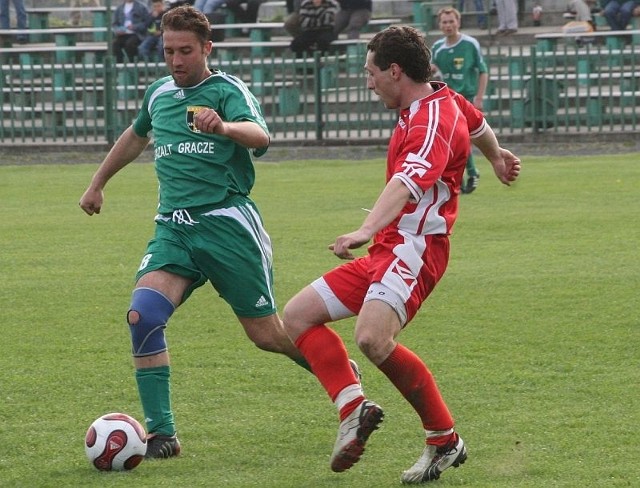 Były piłkarz Skalnika Gracze, a obecnie grający trener Unii Tułowice Daniel Kownacki (z lewej) zdobył bramkę na wagę remisu.