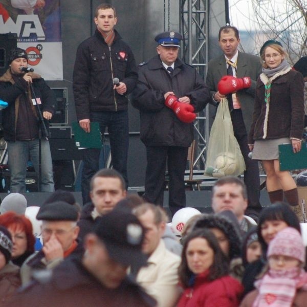 Karol Mąkosa, Jacek Jóźwicki, wiceszef radomskich policjantów, Jacek Kosiec i Ligia Basińska (od lewej) zagrzewali tłumy do licytacji rękawic Agnieszki Rylik, mistrzyni boksu.