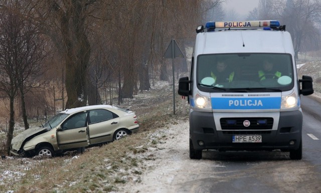 Jak doszło do kraksy? Kierowca przyznał, że na prostej przyspieszył i wtedy wpadł w poślizg. Policjanci skierują do sądu wniosek o ukaranie nieodpowiedzialnego mężczyzny.