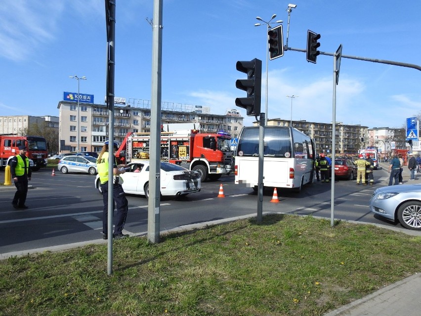 Wypadek w Białymstoku. Gigantyczne korki w centrum. Autobus zderzył się ze skodą (zdjęcia)