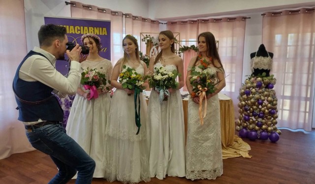Wczoraj (niedziela) w restauracji "Nad jeziorem Jeleń" po raz kolejny odbyły się Targi Ślubne. Swoje usługi zaprezentowały firmy z branży weselnej z Kaszub.