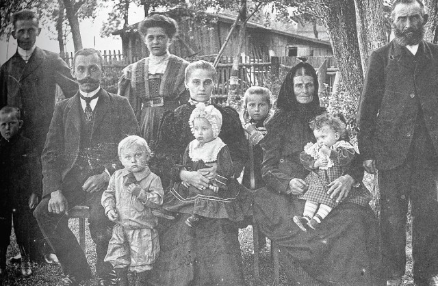 Anton Kubik chętnie fotografował rodziny wielodzietne.To zdjęcie należy do najstarszych w jego kolekcji. Zostało wykonane na kilka lat przed pierwszą wojną światową.