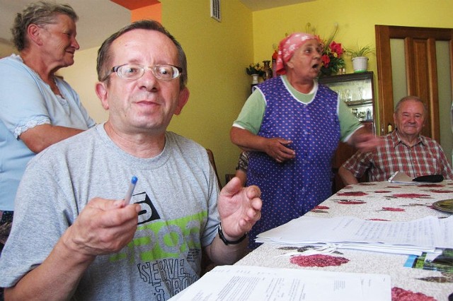 Antoni Maczuga (z przodu) w sprawie krzywdzących, zdaniem grupy mieszkańców, scaleń pisał do władz miejscowych i wojewódzkich. - Na tym nowym polu gospodarzyć się nie da. Z czego przyjdzie nam żyć - martwi się Zofia Szuba (w środku). 