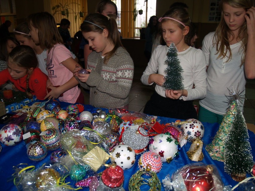Koledzy i nauczyciele zorganizowali świąteczny kiermasz na rzecz Mai Roickiej (zdjęcia)