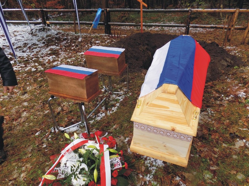 Zachowane w całości szczątki jednego z żołnierzy pochowano w...