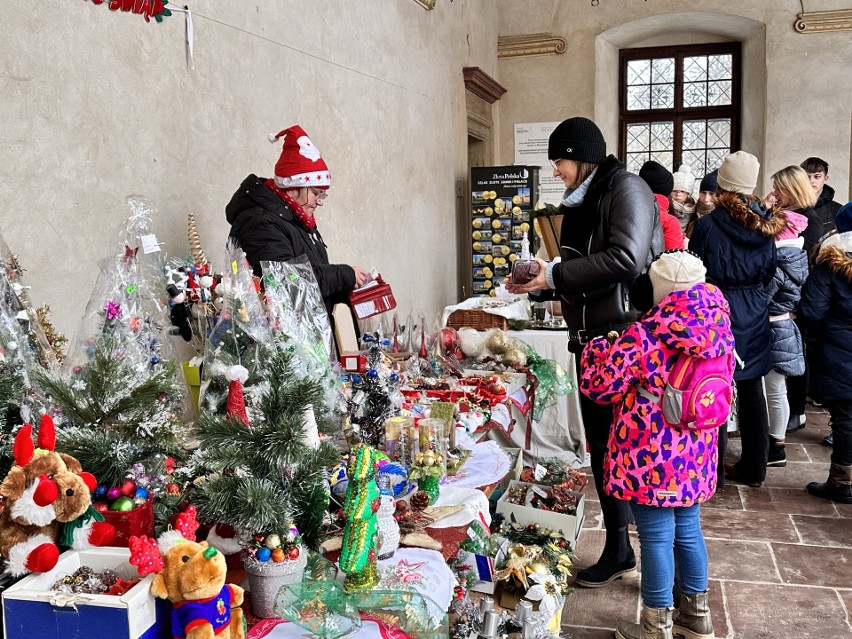 Kiermasz świąteczny w zamku w Baranowie Sandomierskim. Rękodzieło, świąteczne przysmaki i wspólne kolędowanie. Zobaczcie zdjęcia