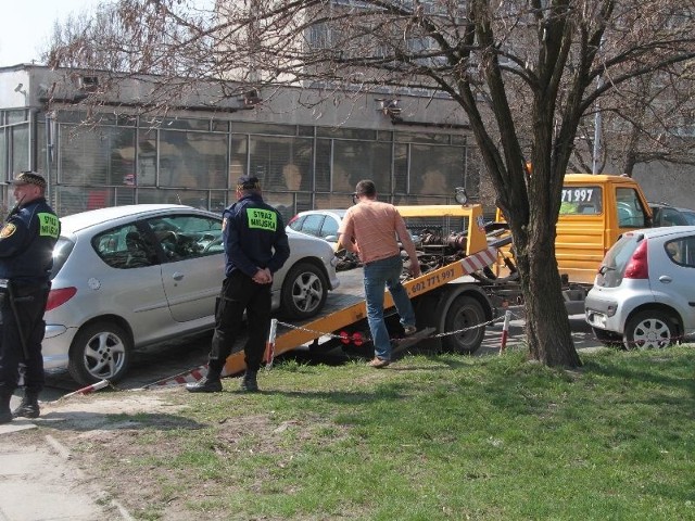 Ten samochód został zaparkowany na skrzyżowaniu ulicy Targowej i Przechodniej w Kielcach, i trafił na lawetę.