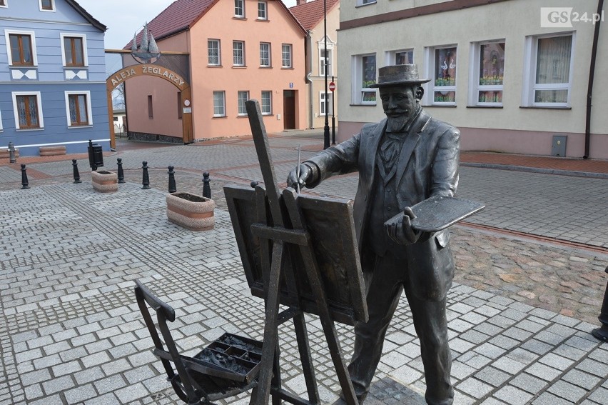 Na rynku znajdziemy także pomnik Hansa Hartiga (1873- 1936),...