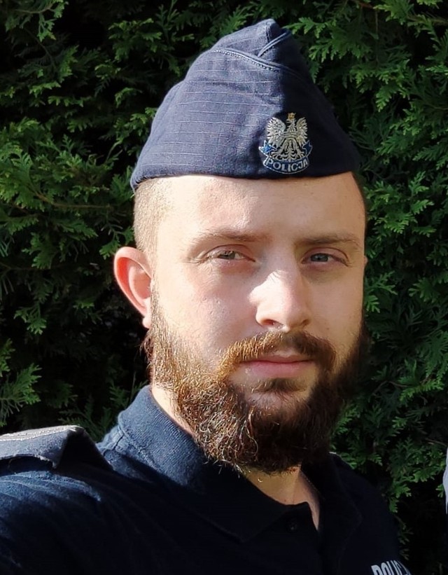 Policjant z Chełmka st. sierż. Ivo Kopijasz otrzymał podziękowania od rodziny kierowcy z powiatu wadowickiego ciężko rannego w wypadku, któremu uratował życie