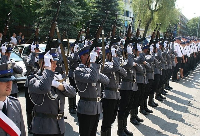 Salwa honorowa w wykonaniu Kompanii Honorowej Oddziałów Prewencji Komendy Wojewódzkiej Policji  z Rzeszowa.