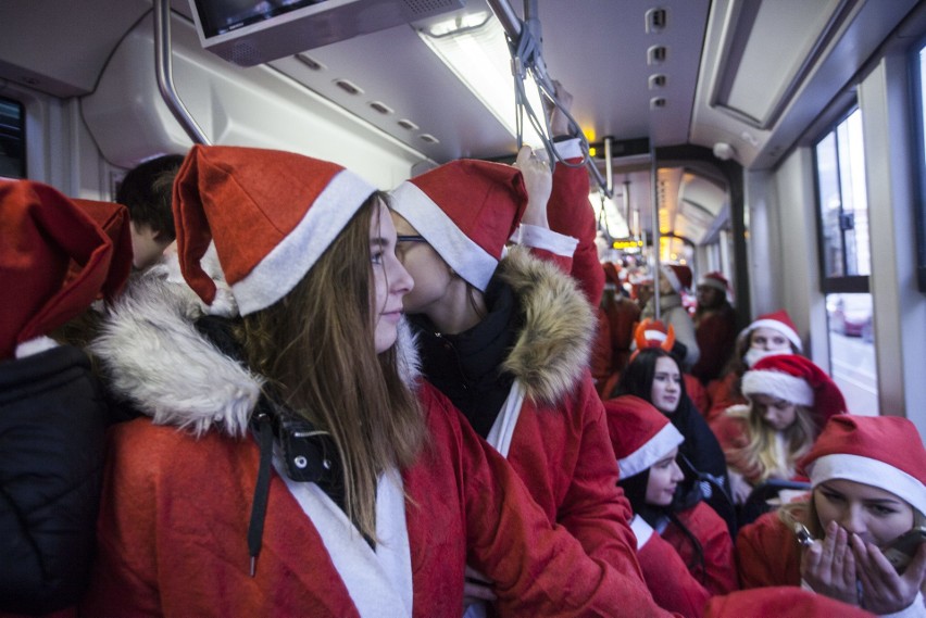 143 Mikołajów specjalnym tramwajem zawiozło prezenty chorym dzieciom