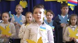 Dzieci z Wąchocka solidarne z Ukrainą. Śpiewały i recytowały po ukraińsku. Był też ukraiński uczeń. Zobacz film
