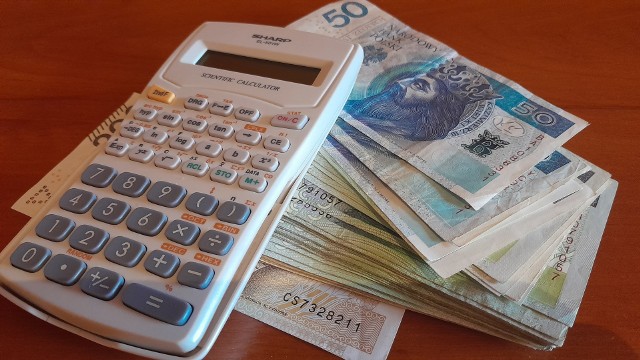 Aby sprawdzić opłacalność ze skorzystania z programu „Bezpieczny Kredyt 2%” można skorzystać ze specjalnego narzędzia od Omni Calculator.