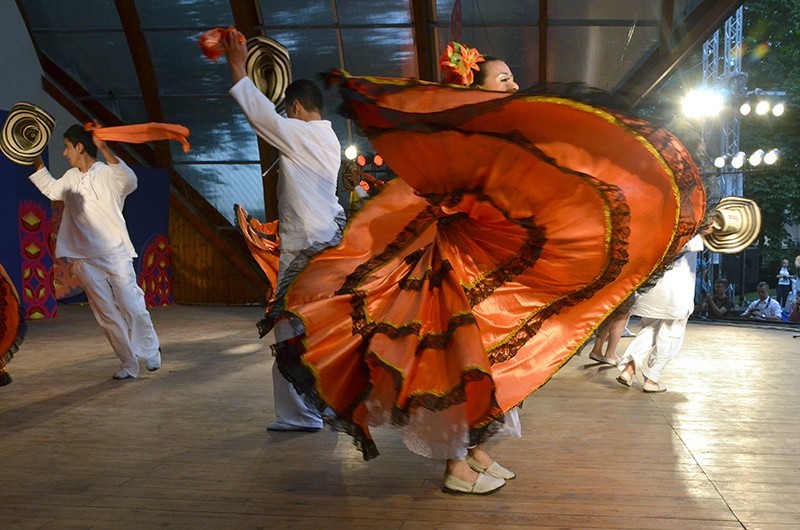 Tancerka z Kolumbii niczym barwny motyl.