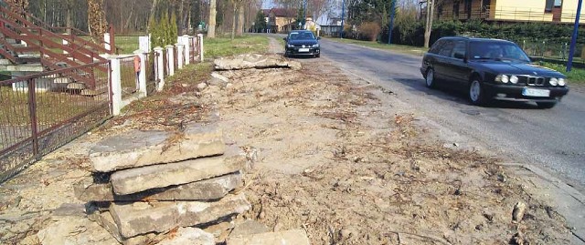 W niektórych miejscach wykonawca wycinając drzewa i zrywając stary chodnik zlikwidował też wjazdy a nawet "przesunął&#8221; schody. Burmistrz zapewnia, że dostęp do posesji będzie, choć w okresie przebudowy &#8211; utrudniony.