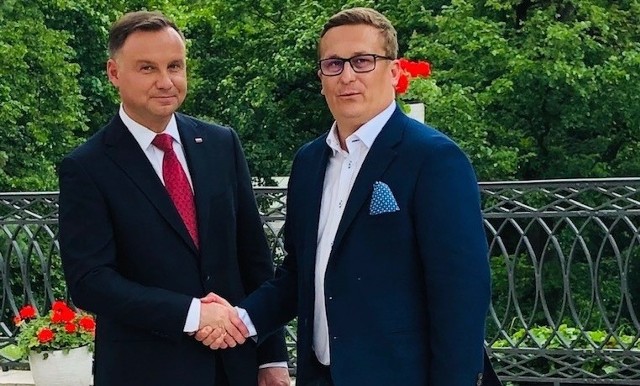 Burmistrz Nowego Korczyna Paweł Zagaja (z prawej) spotkał się w Warszawie z prezydentem Andrzejem Dudą.