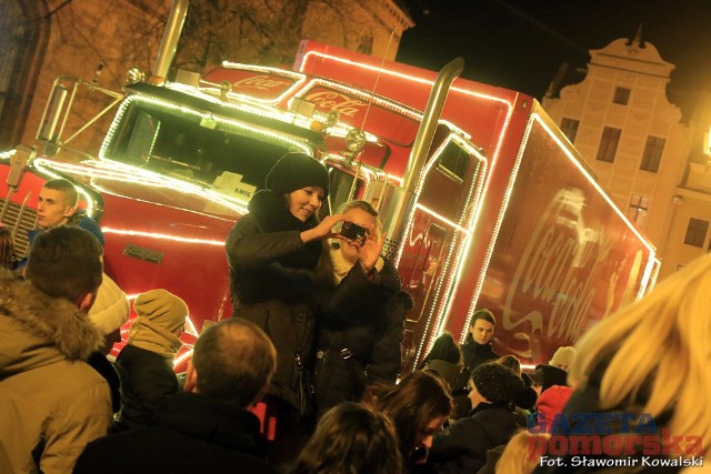 Świąteczna trasa ciężarówek Coca-Cola. Mikołaj zawitał do Torunia. W środę w godzinach 15.00 – 21.00  zawita też do Bydgoszczy. Ciężarówka pojawi się przy TESCO przy ul. Toruńskiej 101. We wtorkowe popołudnie w Toruniu...Cezary Pazura obchodzi Mikołajki? Agencja TVN/x-news